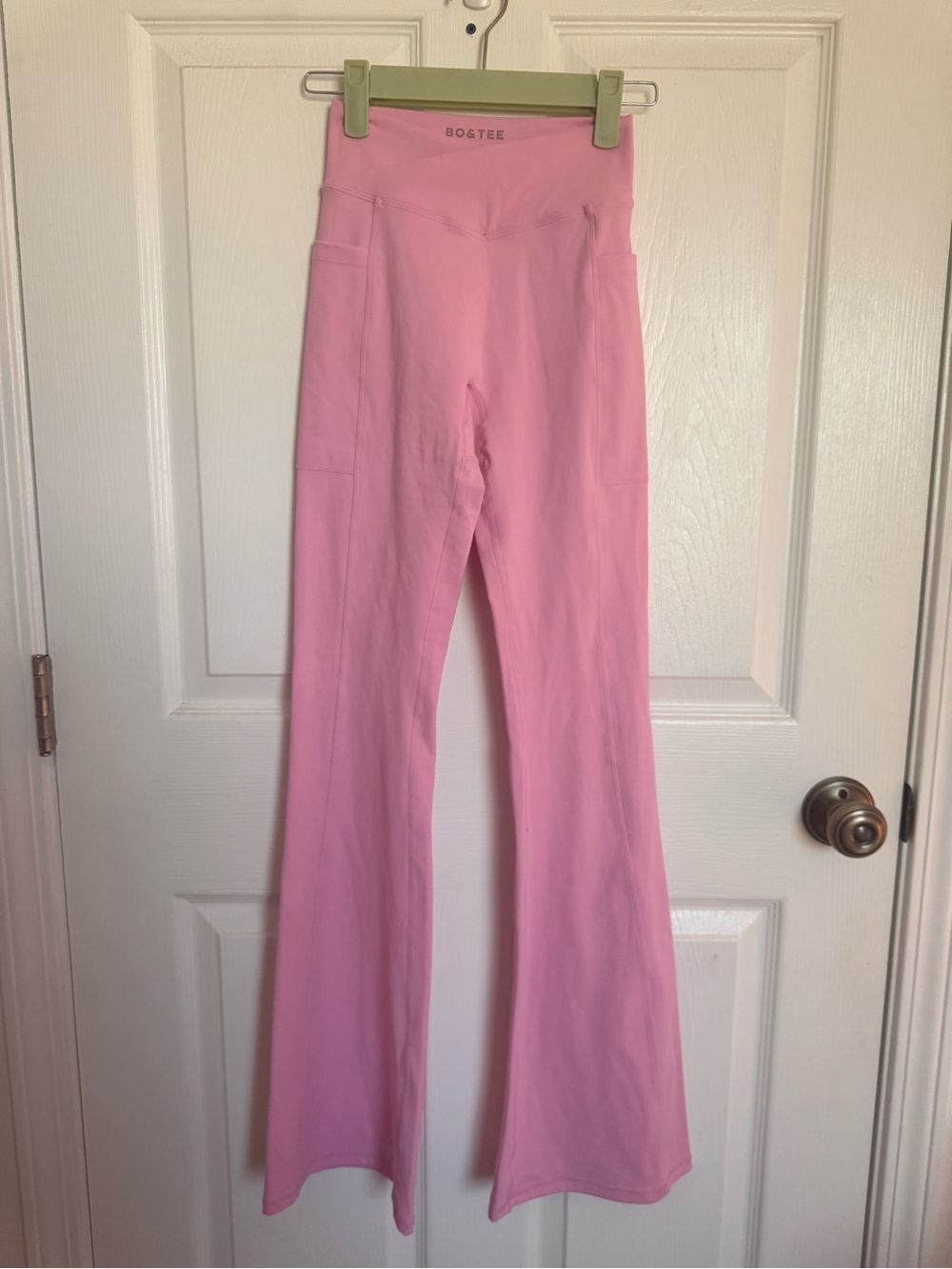 XS BO & TEE Soft Active V-Waist Pocket Flared Leggings in Baby Pink